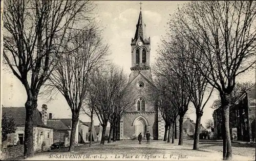 Ak Saint Saturnin Maine et Loire, La Place de l'Eglise