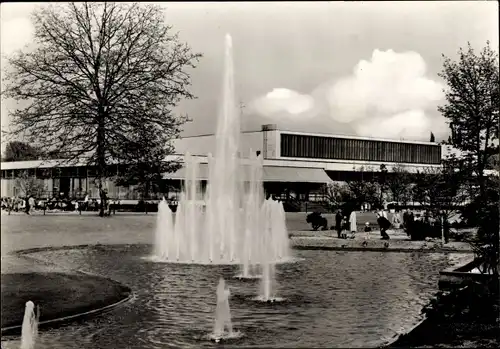 Ak Neuss am Rhein, Stadthalle, Springbrunnen