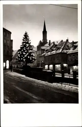 Foto Ak Münchberg in Oberfranken Bayern, Straßenpartie, Weihnachtsbaum