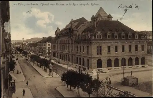 Ak La Chaux de Fonds Kanton Neuenburg, l'Hôtel des Postes et la Rue Lépold Robert