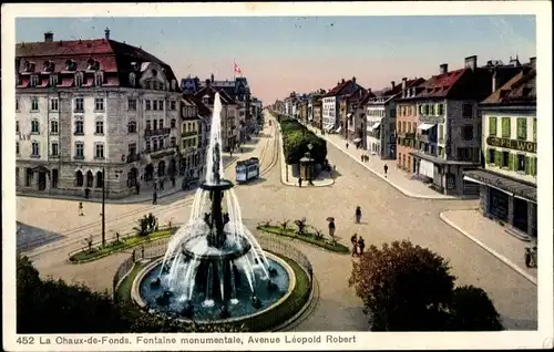 Ak La Chaux de Fonds Kanton Neuenburg, Großer Brunnen mit Fontäne, Avenue Leopold Robert