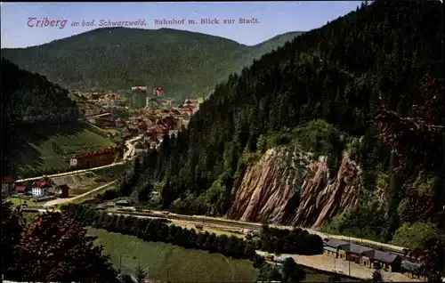 Ak Triberg im Schwarzwald, Blick auf den Ort, Bahnhof, Gleisseite