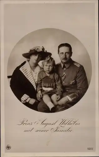 Ak August Wilhelm Prinz von Preußen, Ehefrau Alexandra Viktoria, Sohn, NPG 5223