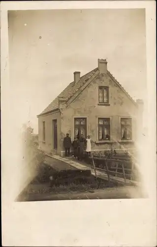 Foto Ak Mühlenbarbek?, Bewohner am Haus, Familie Brehmer