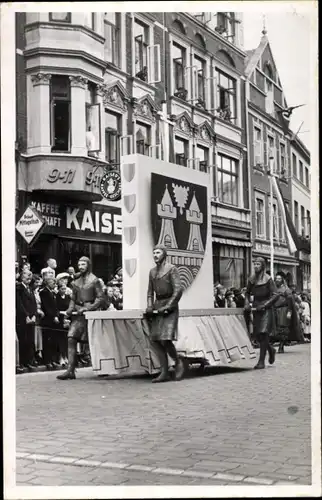 Foto Ak Deutschland, Sandberg?, Historischer Festumzug, Wappen, Kaiser's Kaffeegeschäft