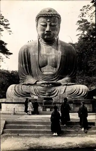 Foto Ak Japan, Japaner vor einer Buddha Statue