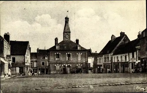 Ak Courville Eure et Loir, Place des Fusilles et la Mairie