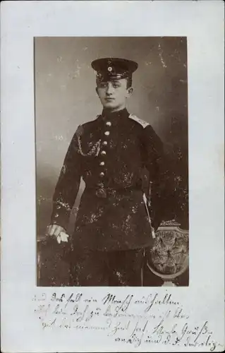 Foto Ak Deutscher Soldat in Uniform, Portrait, Schützenschnur