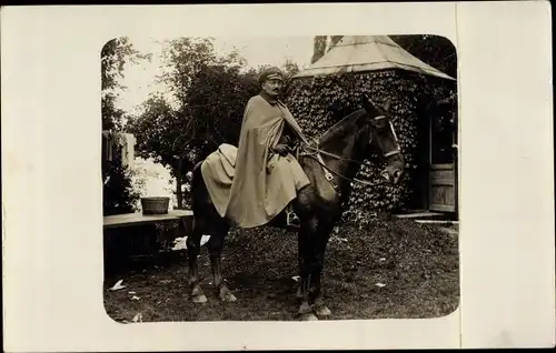 Foto Ak Deutscher Soldat in Uniform auf einem Pferd, Mantel