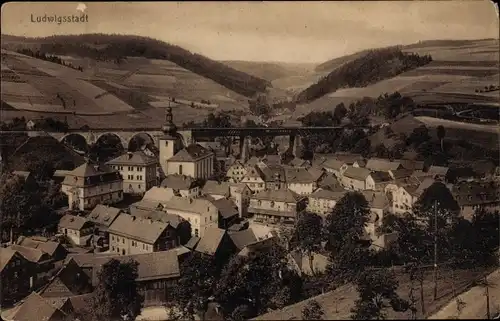 Ak Ludwigsstadt in Oberfranken, Panorama, Eisenbahnbrücke