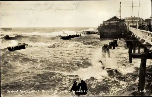 Ak Ostseebad Heringsdorf auf Usedom, Brandung an der Seebrücke