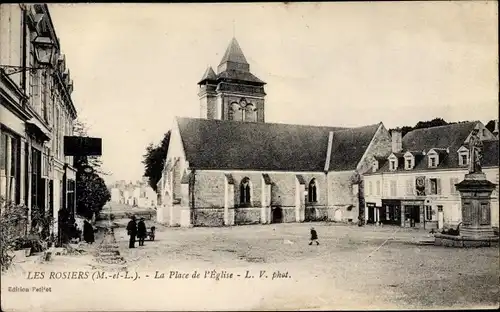 Ak Les Rosiers Maine et Loire, La Place de l'Eglise