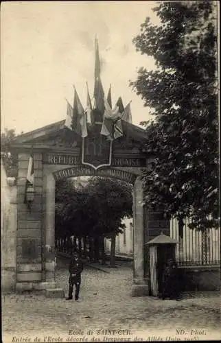 Ak Saint Cyr Yvelines, Entree de l'Ecole decoree des Drapeaux des Allies