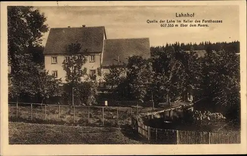 Ak Nenkersdorf Netphen, Blick zum Lahnhof, Quelle der Lahn im Keller des Hauses