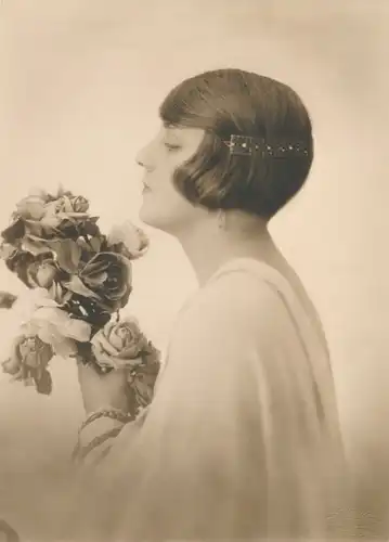 Foto Frauenportrait, Art Deco, Blumenstrauß, Standportrait, Haarspange