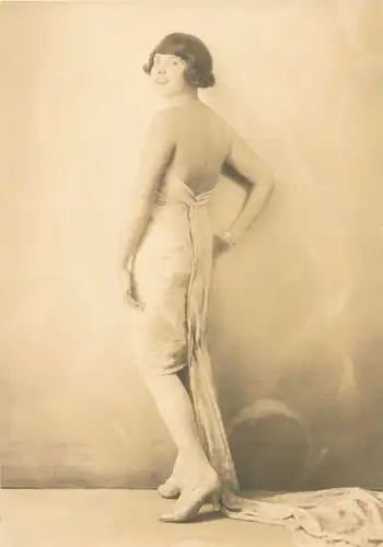 Foto Frauenportrait, Art Deco, Kleid, Standportrait