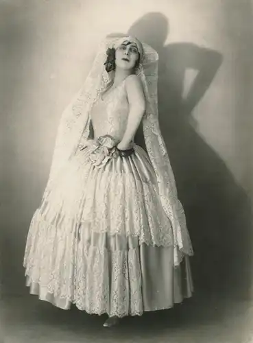 Foto Frauenportrait, Art Deco, Hochzeitskleid, Standportrait
