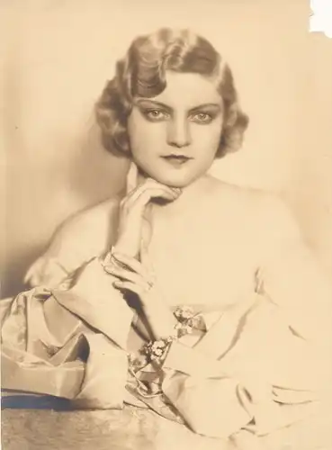 Foto Frauenportrait, Art Deco, Kleid, Armreif aus Blumen, Ring