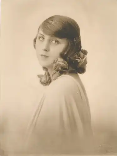 Foto Frauenportrait, Art Deco, Kleid, Haarspange, Rosen im Haar