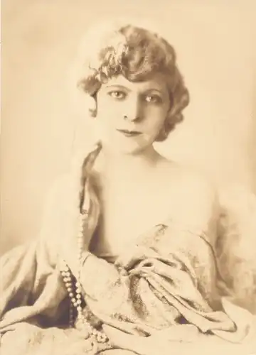 Foto Frauenportrait, Art Deco, Perlenkette