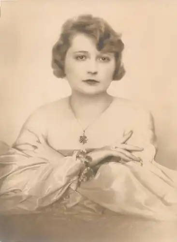 Foto Frauenportrait, Art Deco, Kleid, Kette, Ring, Armreif aus Blumen