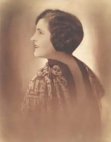 Foto Frauenportrait, Art Deco, Rückenfreies Kleid, Seitenansicht