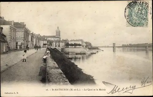 Ak St Mathurin Maine et Loire, Le Quai et la Mairie