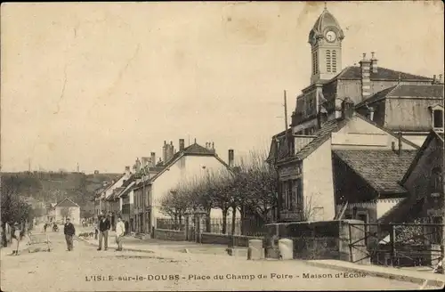 Ak L'Isle sur le Doubs, Place du Champ de Foire, Maison d'Ecole