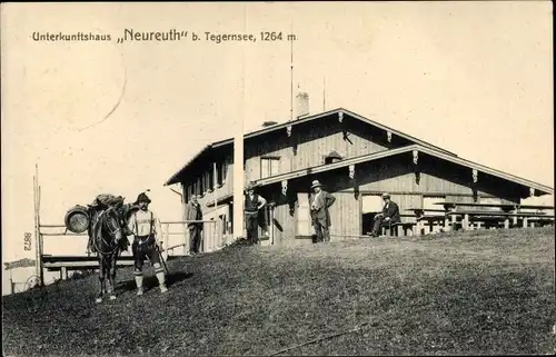 Ak Tegernsee in Oberbayern, Unterkunftshaus Neureuth, Mann in Tracht mit Pferd