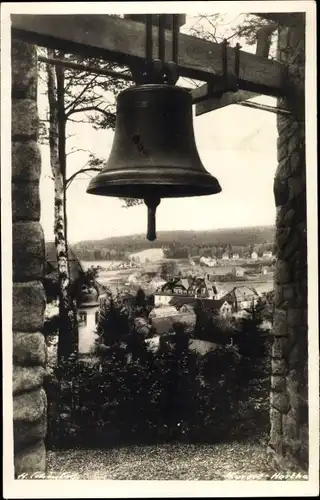 Ak Hartha in Sachsen, Partie an der Glocke mit Ort im Hintergrund