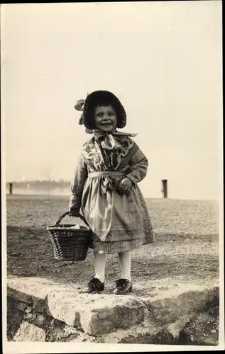 Foto Ak Mädchen in schweizer Tracht