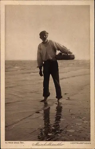 Ak Muschelhändler am Strand, Korb mit Muscheln, Fotograf Alfred Enke