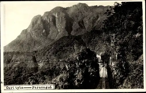 Foto Ak Curitiba Brasilien, Paranagua, Eisenbahnstrecke, Berge