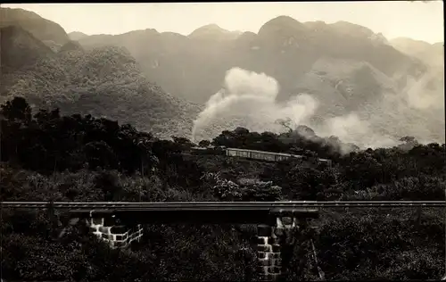Foto Ak Curitiba Brasilien, Paranagua, Eisenbahnstrecke, Lokomotive