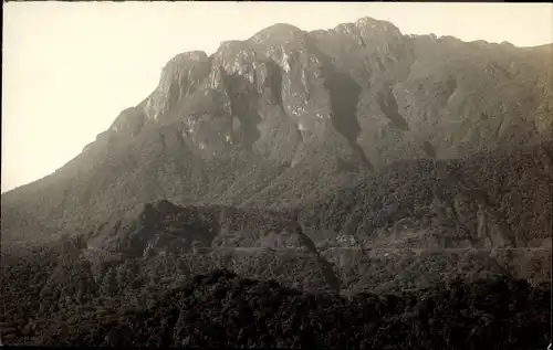 Foto Ak Curitiba Brasilien, Eisenbahnstrecke, Berge