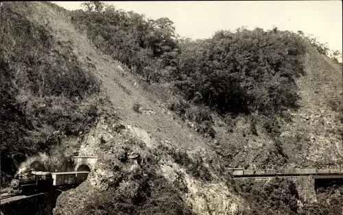 Foto Ak Curitiba Brasilien, Paranagua, Eisenbahn, Tunnel, Güterzug