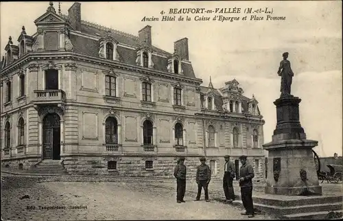 Ak Beaufort en Vallee Maine et Loire, Ancien Hotel de la Caisse d'Epargne et Place Pomone