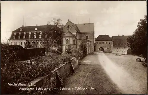 Ak Wechselburg im Kreis Mittelsachsen, Äußerer Schlosshof mit Kirche