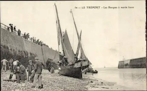 Ak Le Treport Seine Maritime, Les Barques à marée basse