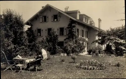 Ak Nyon Kanton Waadt, Les Glycines, Blick auf Villa, Frau am Tisch, Regenschirm