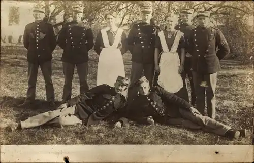 Foto Ak Französische Soldaten in Uniformen und zwei Frauen mit Schürzen