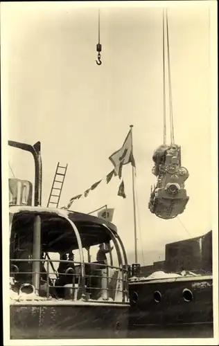 Ak Teilansicht von einem Frachtschiff, Maschine am Haken