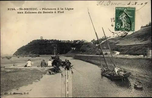 Ak Saint Brieuc Côtes d'Armor, Pecheurs a la Ligne aux Ecluses du Bassin a Flot