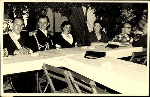 Foto Ak Dorsten in Westfalen, Personen an einem Tisch, Schützenschnur, Schützenfest
