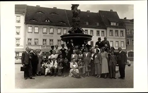 Foto Ak Leisnig?, Döbeln? in Sachsen, Gruppenbild, Brunnen