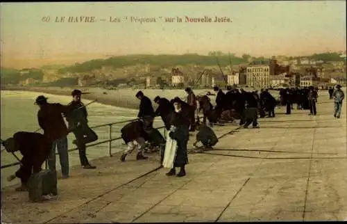 Ak Le Havre Seine Maritime, Les Péqueux sur la Nouvelle Jetée