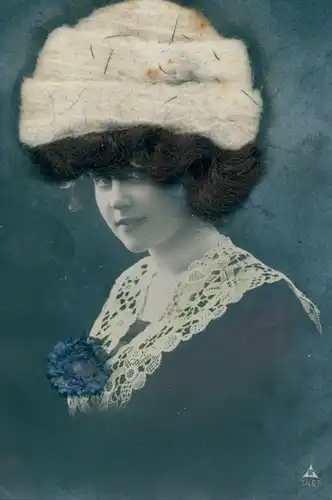 Echthaar Stoff Ak Portrait einer Frau mit Mütze