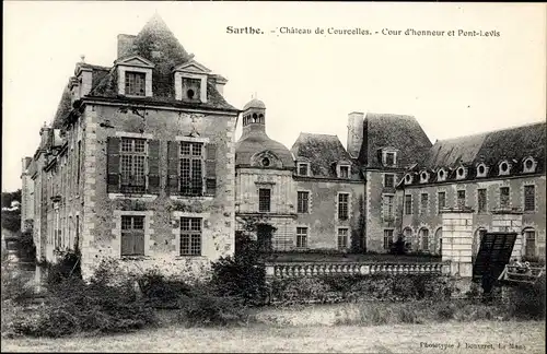 Ak Courcelles Sarthe, Le Chateau, Cour d'honneur et Pont Levis