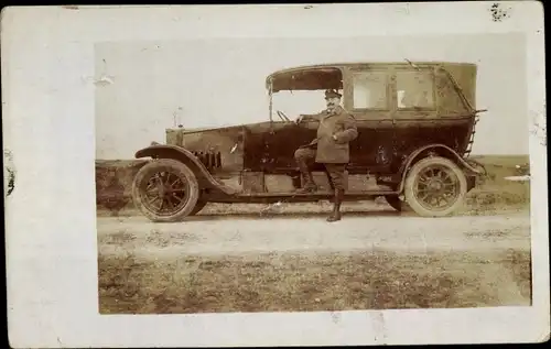 Foto Ak Mann vor einem Automobil