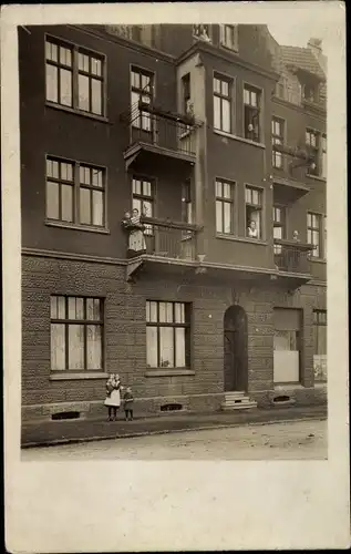 Foto Ak Göttingen in Niedersachsen, Blick auf ein Wohnhaus, Anwohner